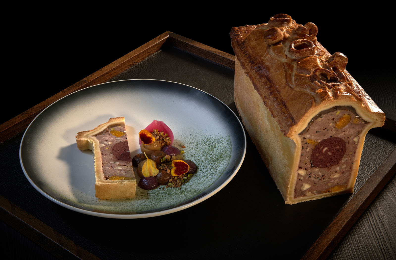 Pâté en croûte gastronomique dressé sur assiette.