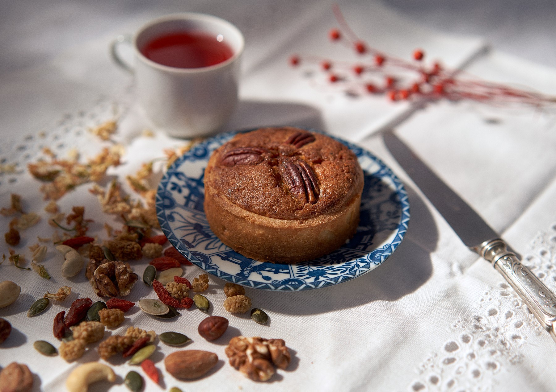 Tarte aux noix accompagnée d'une infusion et de fruits secs.